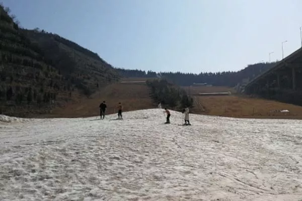 桃花峪滑雪场怎么去 距离郑州最近的滑雪场
