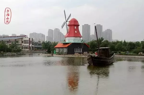 北方论坛网友尔雅山风发帖说,绿岛公园位于天津滨海新区,东邻河北路