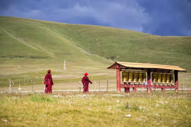 亚青寺的活佛有哪些 亚青寺旅游攻略