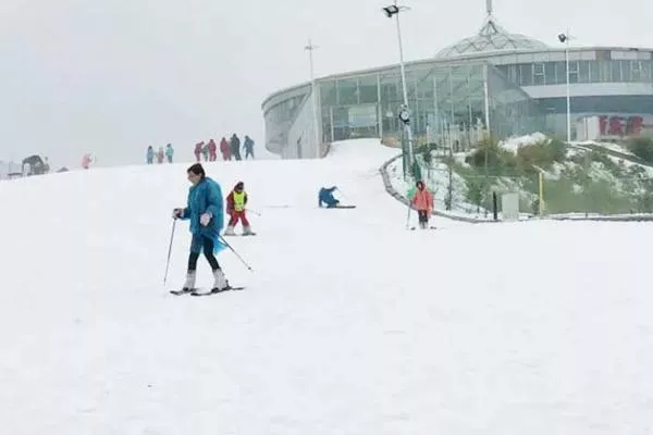 鳌山滑雪场和照金滑雪场哪个好